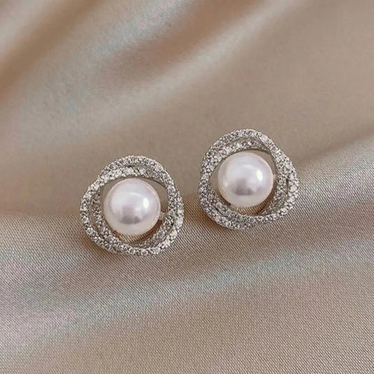 Aretes espirales brillantes con perlas elegantes