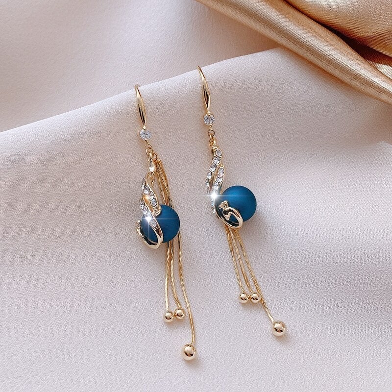 Aretes festivos con margaritas azules