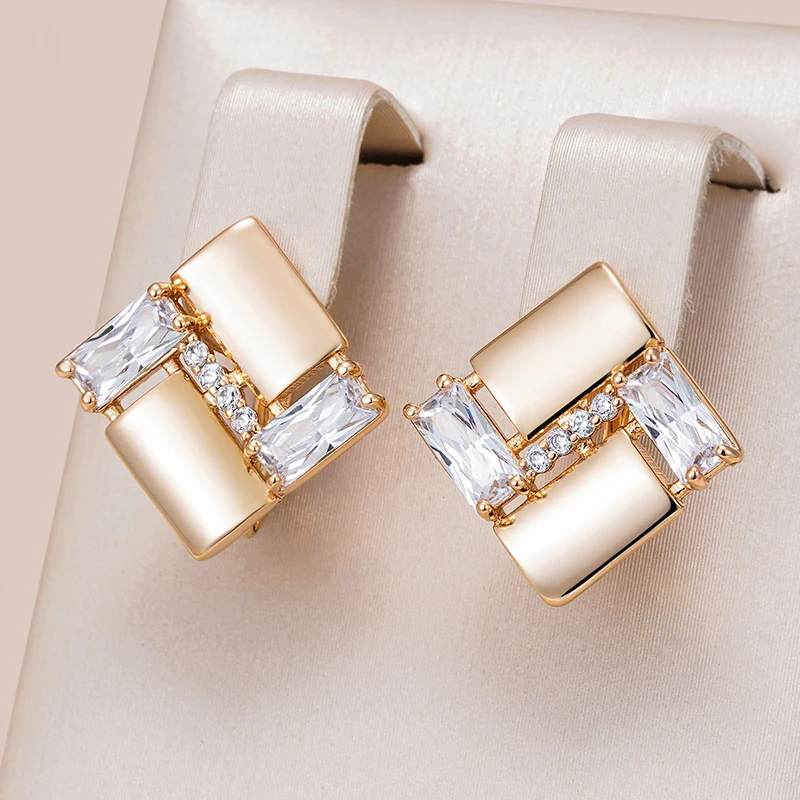 Aretes geométricos elegantes con zirconia en oro