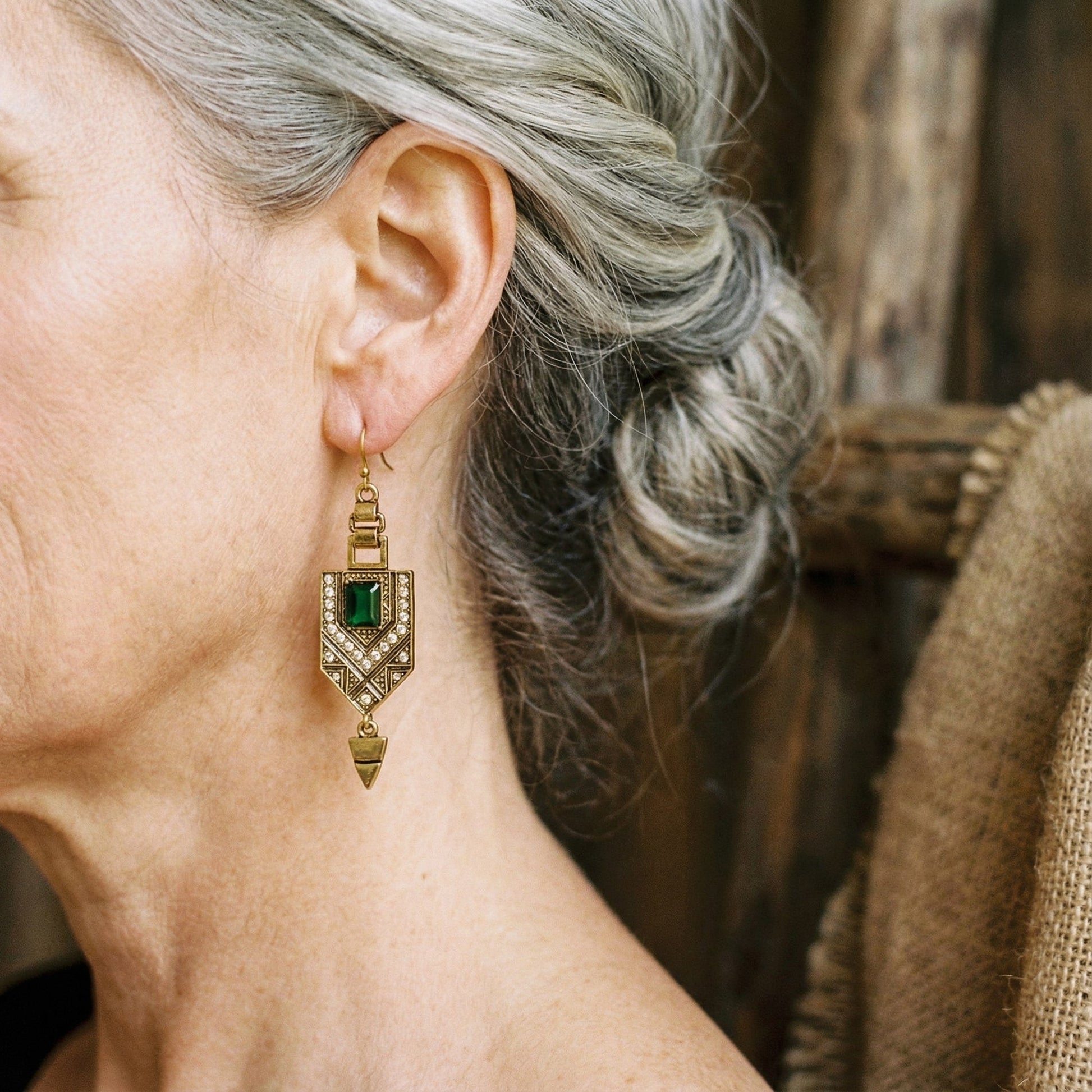 Aretes geométricos retro en oro y verde