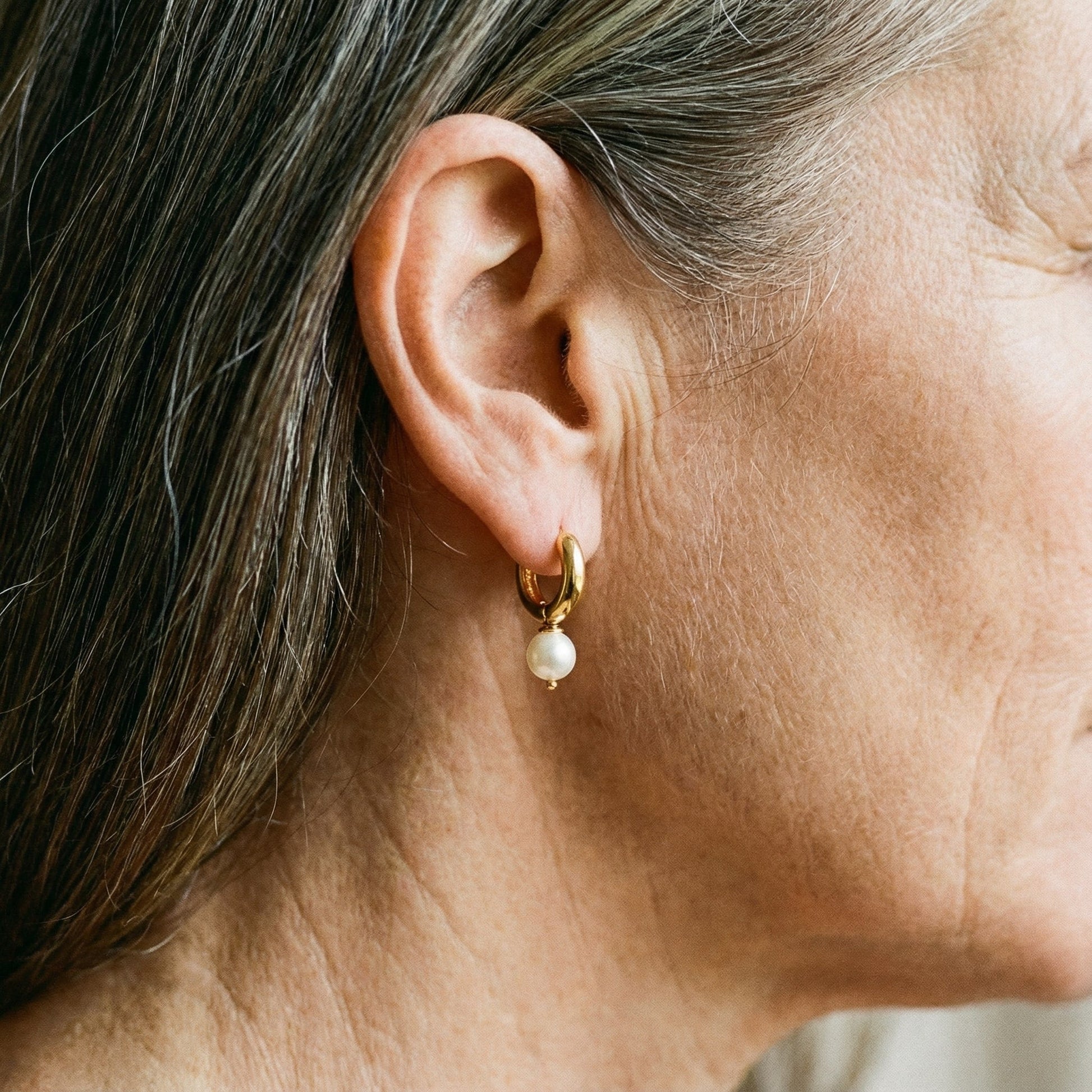 Aretes pequeños de perlas doradas
