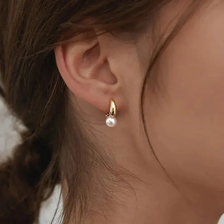 Aretes pequeños de perlas doradas