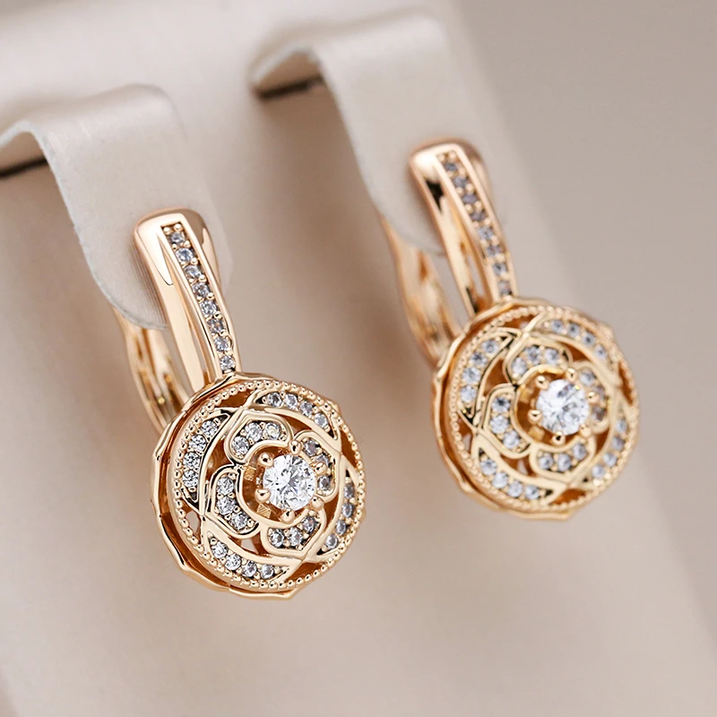 Aretes redondos elegantes de zirconia y oro