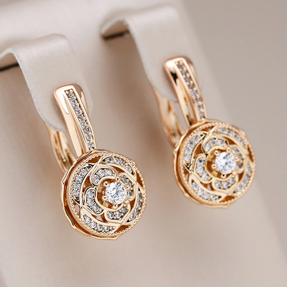 Aretes redondos elegantes de zirconia y oro