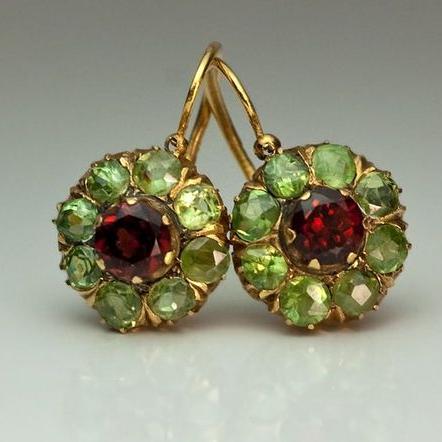 Aretes redondos retro con cristales verdes y rojos
