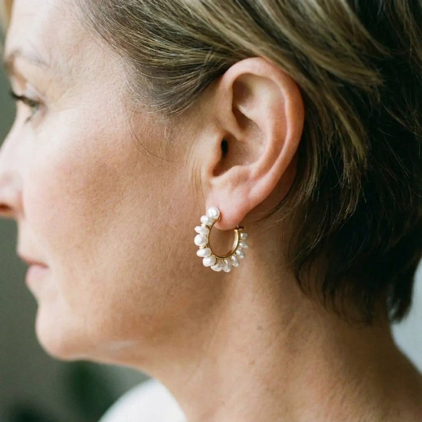 Aretes retro con perla blanca