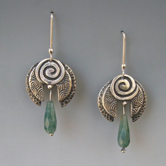 Aretes retro con piedras verdes colgantes