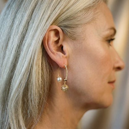 Aretes retro de oro con margaritas