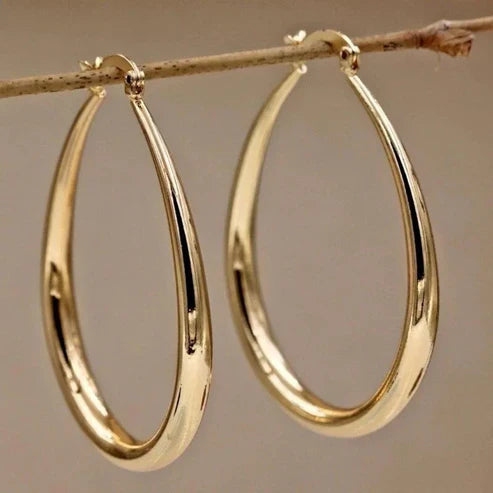 Aretes retro dorados en forma de aro