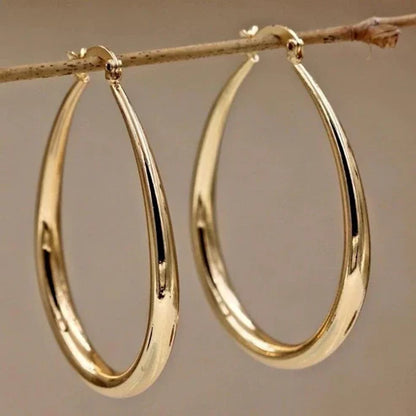 Aretes retro dorados en forma de aro