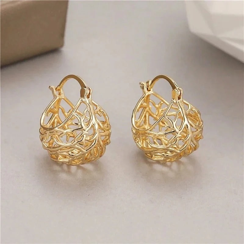 Aretes retro en forma de gota con acabado dorado