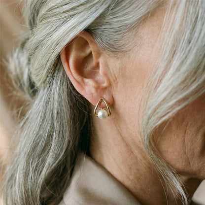 Aretes triangulares con perlas elegantes