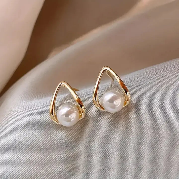 Aretes triangulares con perlas elegantes