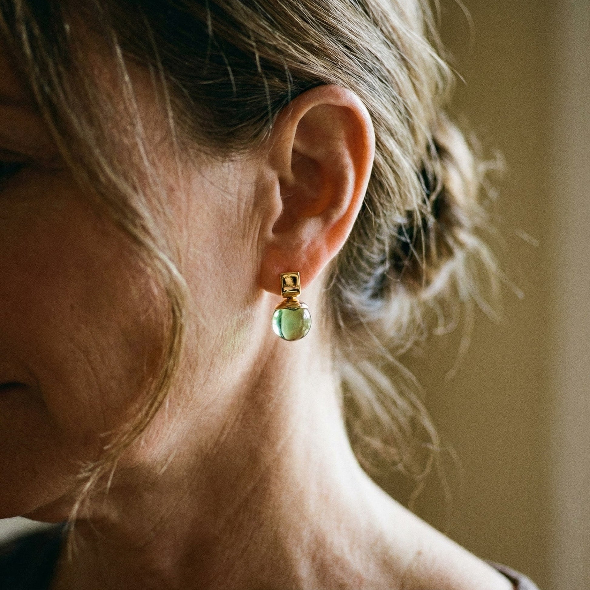 Aretes vintage con cristal verde en oro