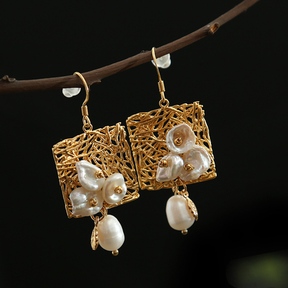 Aretes vintage con perlas blancas y flores