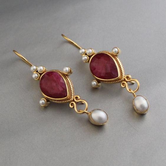 Aretes vintage con rubíes y margaritas