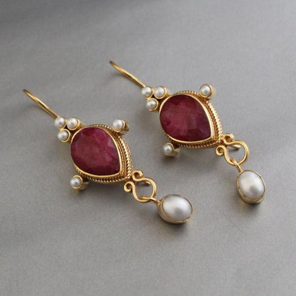 Aretes vintage con rubíes y margaritas