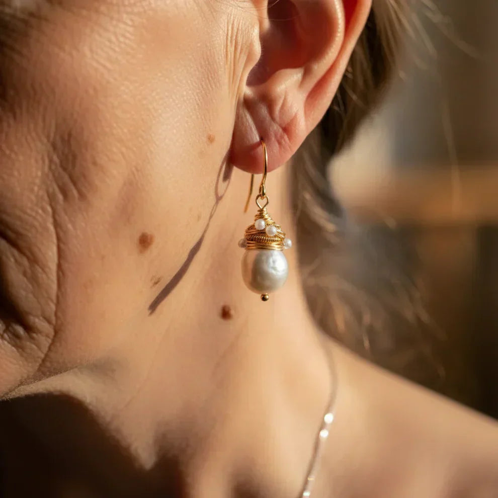 Aretes vintage de perlas con hilos dorados