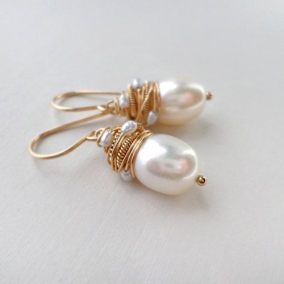 Aretes vintage de perlas con hilos dorados
