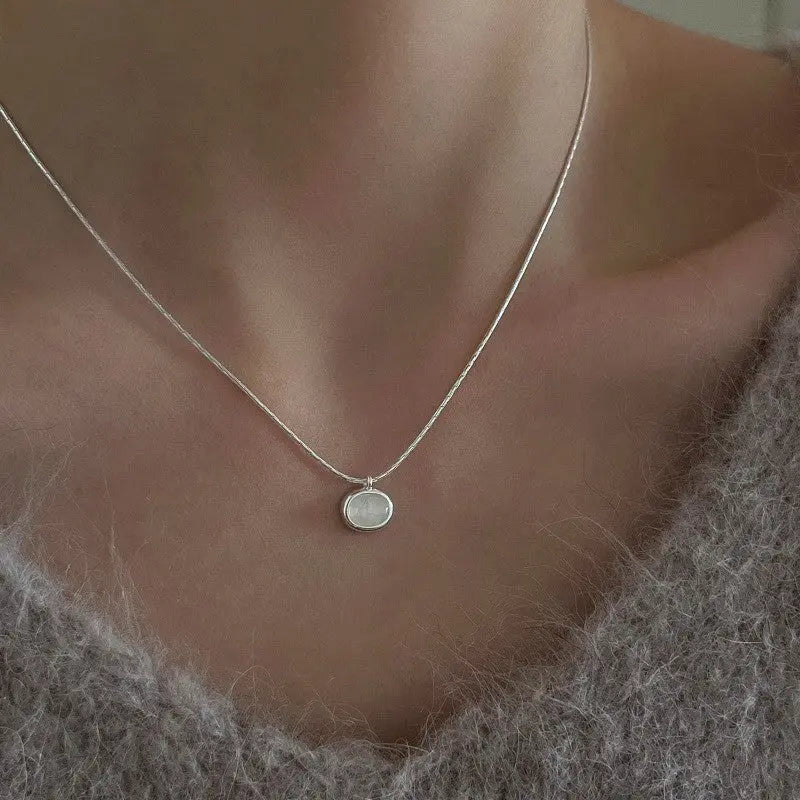 Collar clásico con colgante único en plata