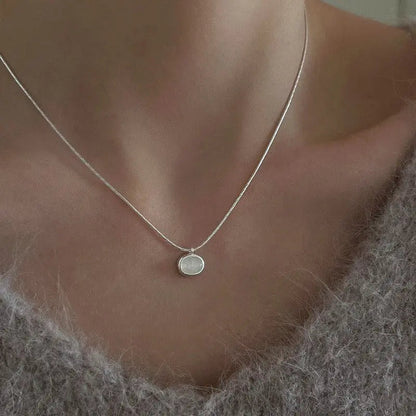 Collar clásico con colgante único en plata