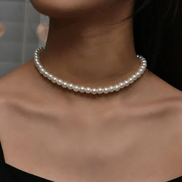 Collar clásico con margaritas