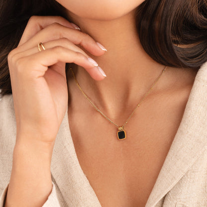 Collar con colgante Lucia en negro
