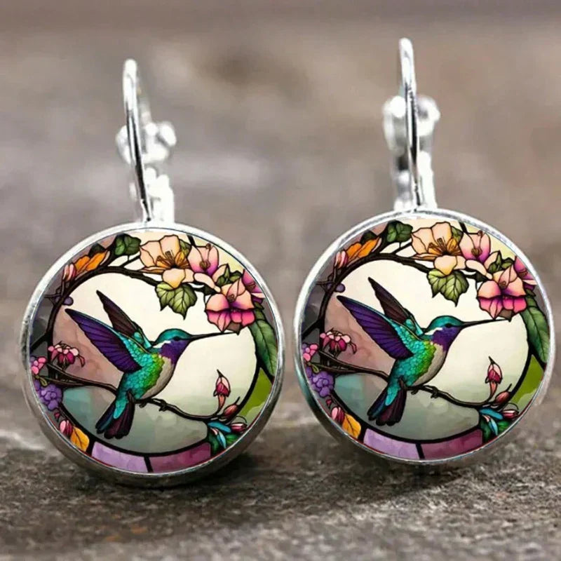 Collar con colgante de metal en forma de golondrina con cúpula de vidrio