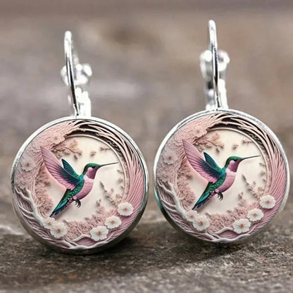 Collar con colgante de metal en forma de golondrina con cúpula de vidrio
