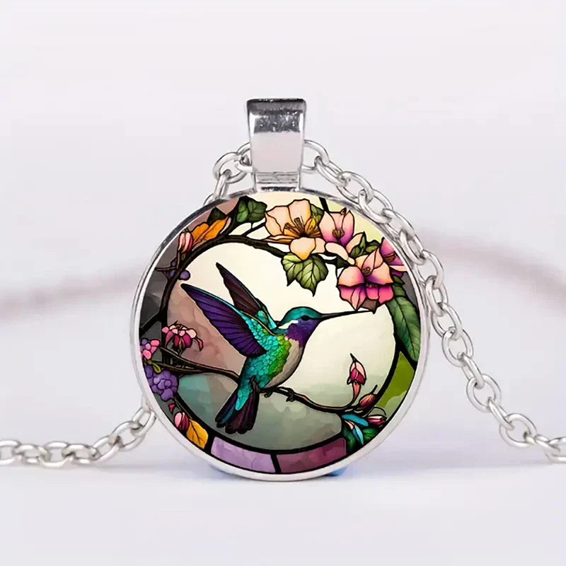 Collar con colgante de metal en forma de golondrina con cúpula de vidrio