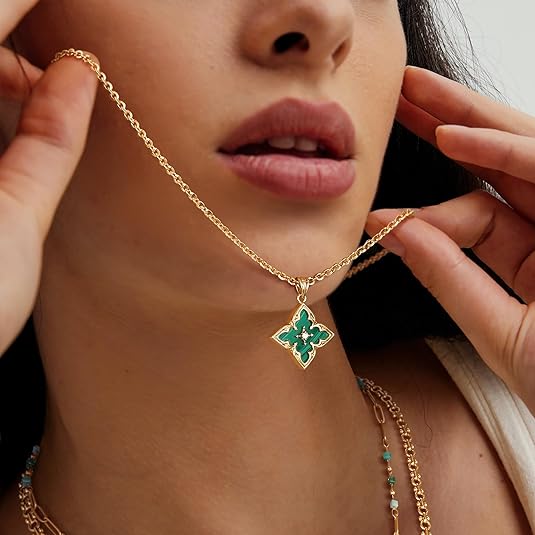 Collar con colgante de trébol de esmeralda | Oro