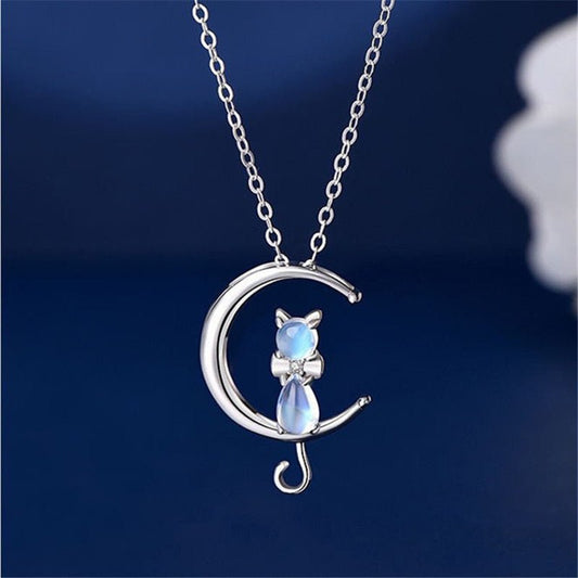 Collar con colgante en forma de media luna y un gato de piedra lunar