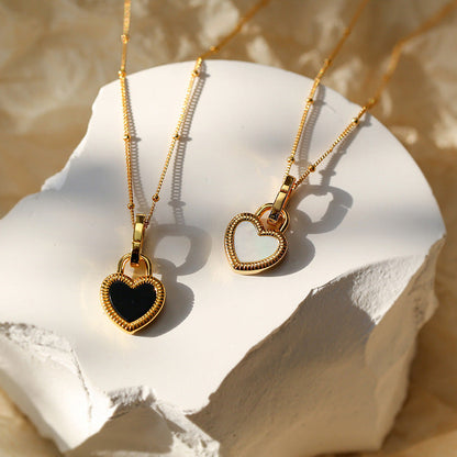 Collar con colgante en negro y blanco corazón de oro