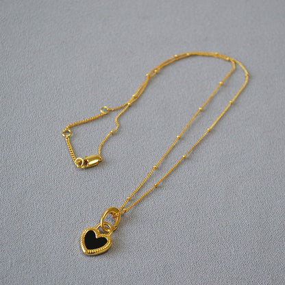 Collar con colgante en negro y blanco corazón de oro
