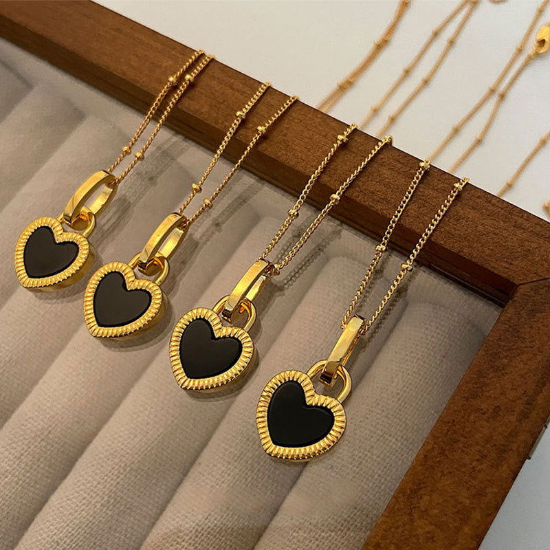 Collar con colgante en negro y blanco corazón de oro