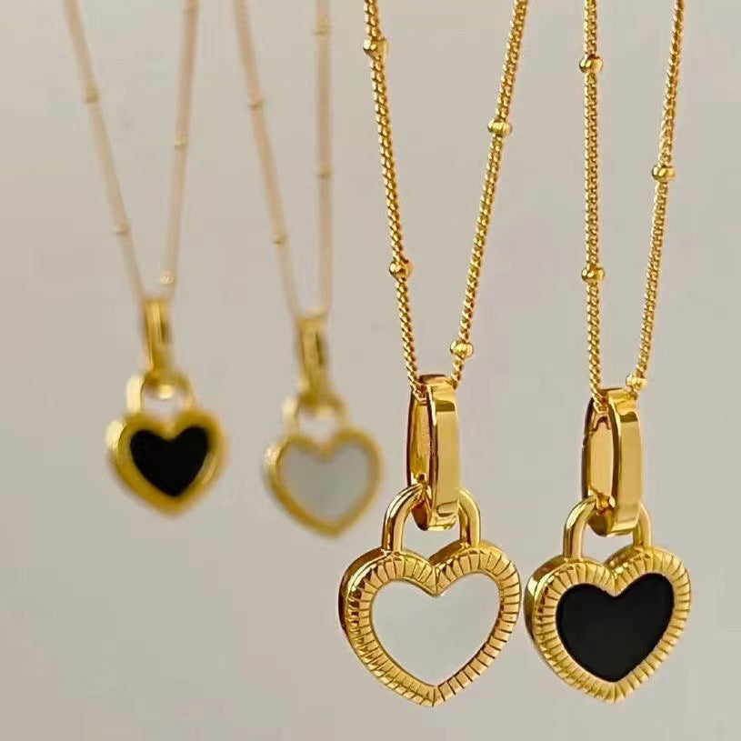 Collar con colgante en negro y blanco corazón de oro