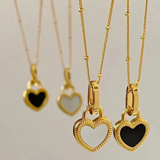 Collar con colgante en negro y blanco corazón de oro