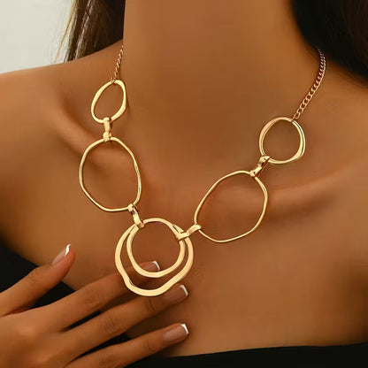 Collar con colgante, inspirado en la elegancia clásica