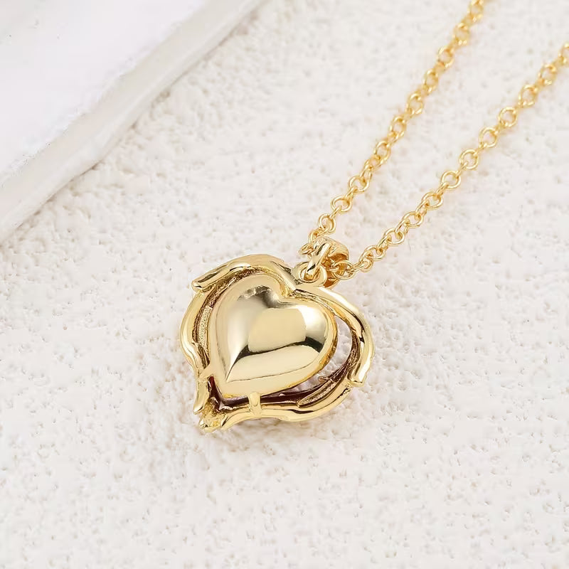 Collar con corazón de rubí ángel | Oro