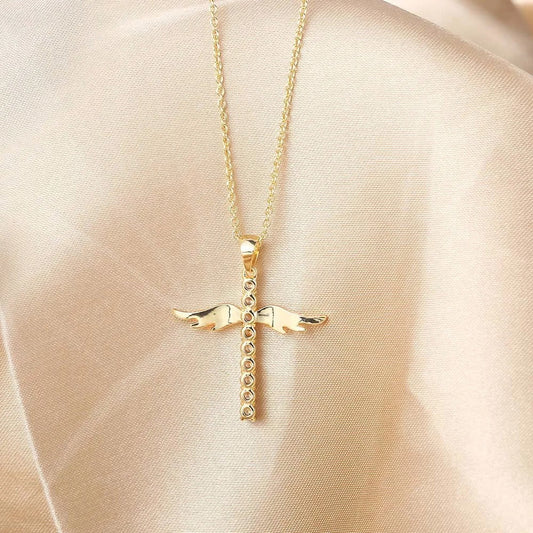 Collar con cruz y alas de ángel doradas