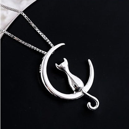 Collar con luna suspendida y gato
