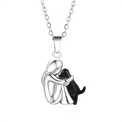 Collar con niña y perro abrazado