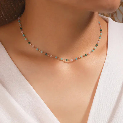 Collar con piedras de colores doradas