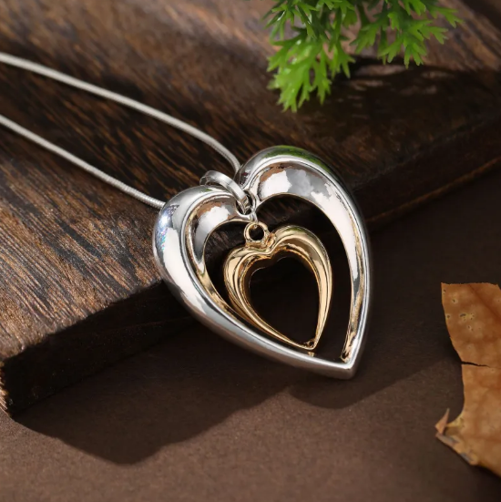 Collar con un Corazón Suspendido en Dos Tonos