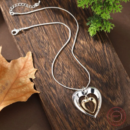 Collar con un Corazón Suspendido en Dos Tonos