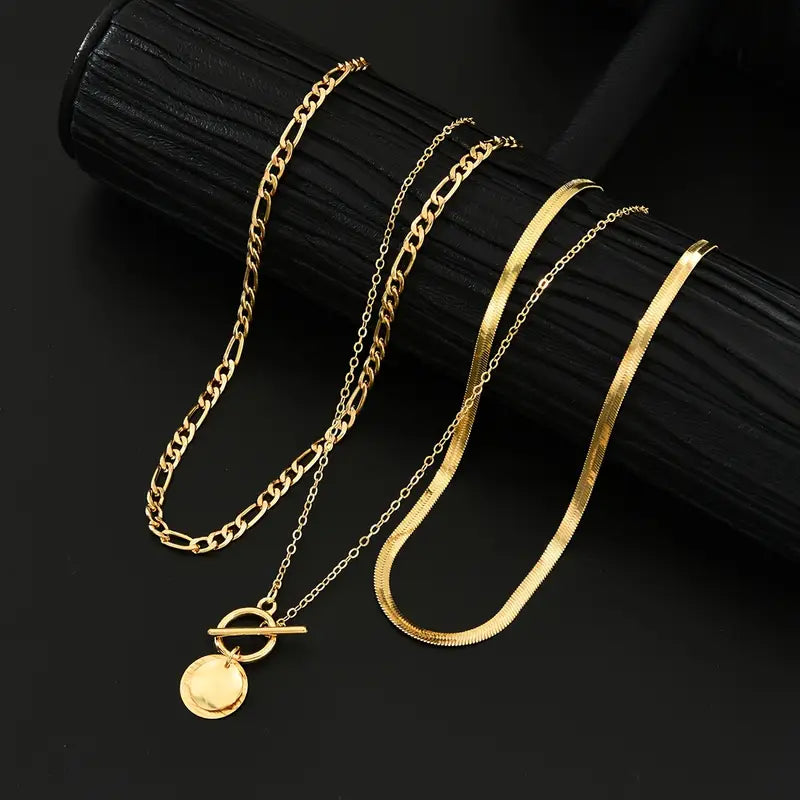 Collar de capas con piezas y una estructura