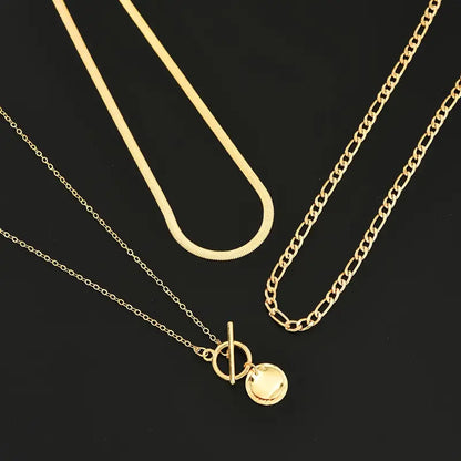 Collar de capas con piezas y una estructura