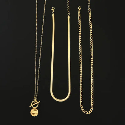 Collar de capas con piezas y una estructura