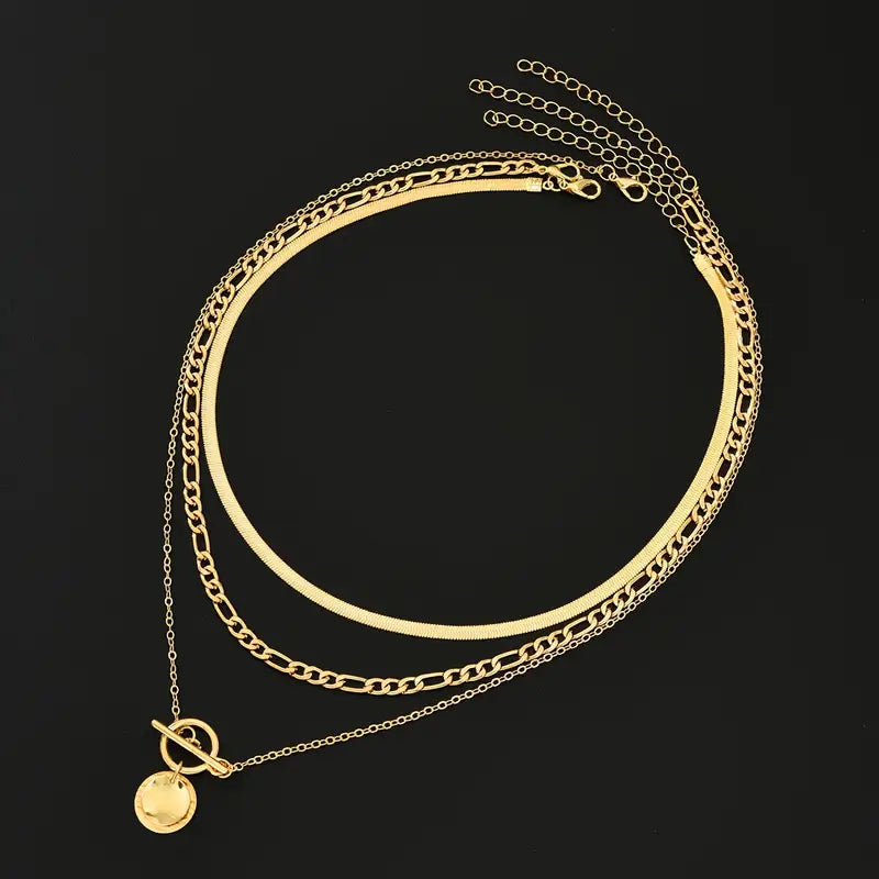 Collar de capas con piezas y una estructura