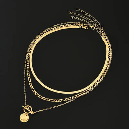 Collar de capas con piezas y una estructura